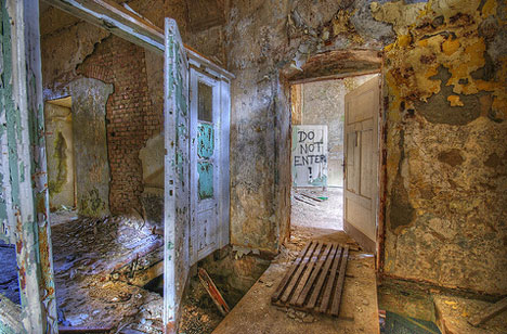 Beautiful HDR pictures bring dead places and long disused spaces powerfully 