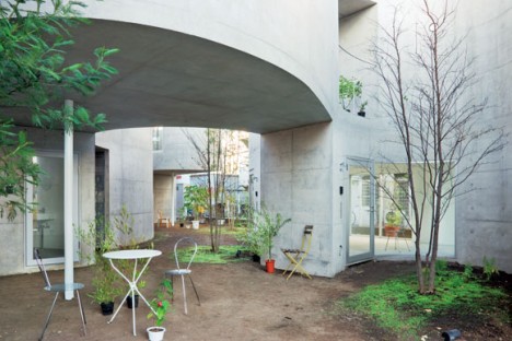 japan apartments undulating courtyard 2