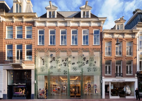 Stronger than Concrete: New Glass Bricks Support Dutch Facade